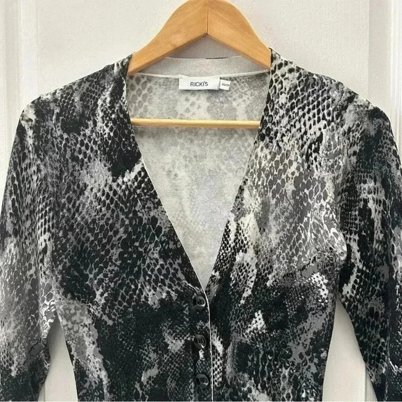 Ricki’s Cardigan Snakeskin Print V-Neck Button Front Fitted 3/4  Sleeves Grey XS - Picture 5 of 15